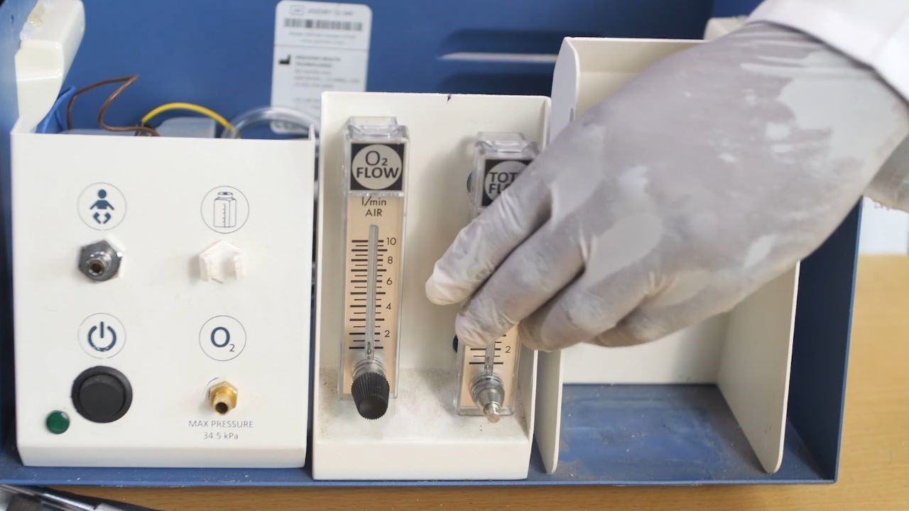 Pumani CPAP - Checking the flowmeters